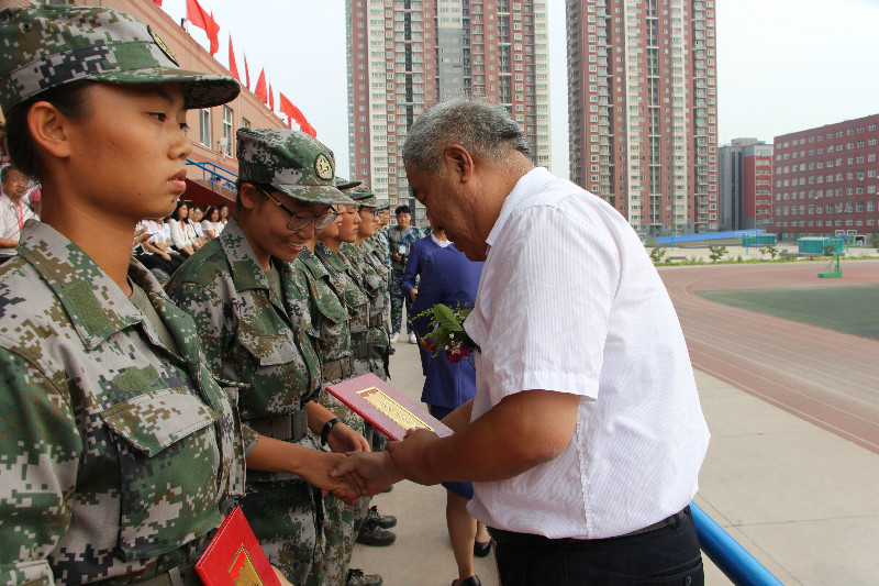 bat365举行2018级新生军训结营式暨开学典礼