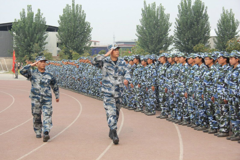 bat365举行2018级新生军训结营式暨开学典礼