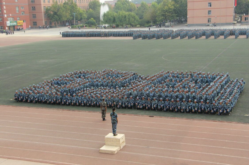 bat365举行2018级新生军训结营式暨开学典礼