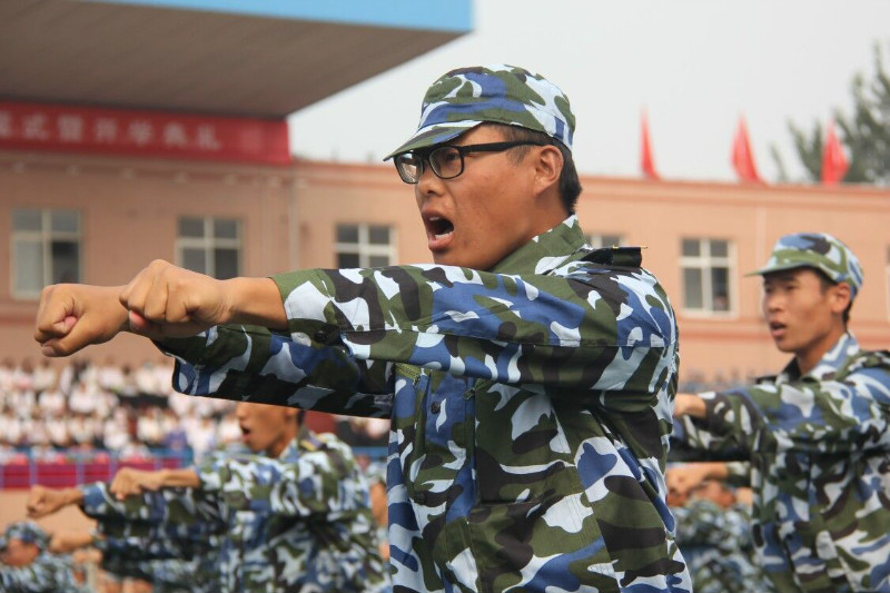 bat365举行2018级新生军训结营式暨开学典礼