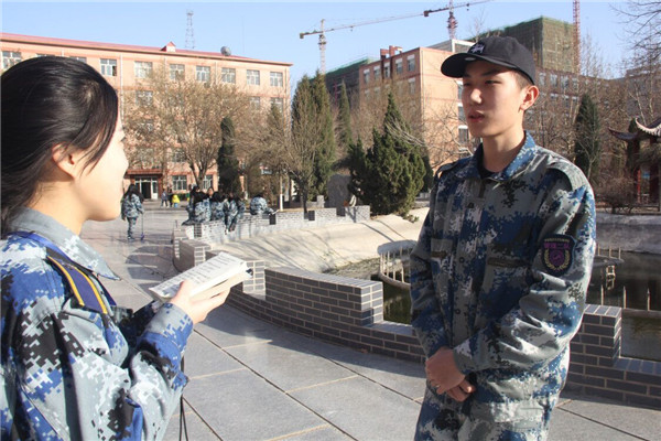 bat365师生热议“两会”