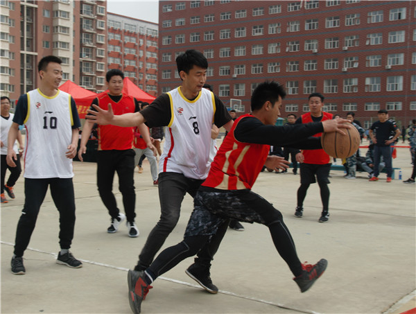 桃李争妍  运动争先 ——bat365在篮球场成功举办教职工趣味运动会