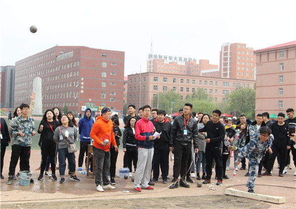 桃李争妍  运动争先 ——bat365在篮球场成功举办教职工趣味运动会