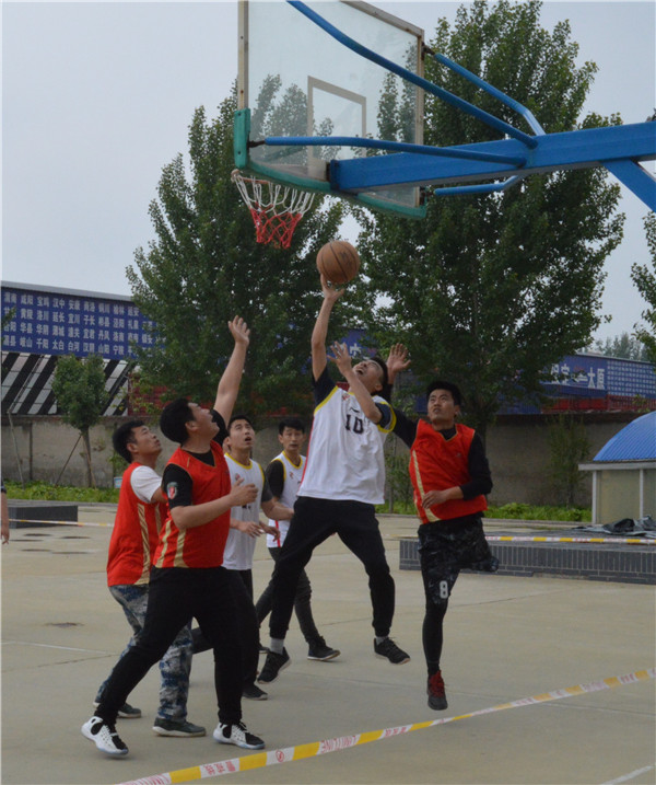 bat365举办首届教职工篮球友谊赛