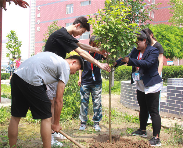 海棠树 母校情——bat36515级毕业生向学校捐赠海棠树活动专访