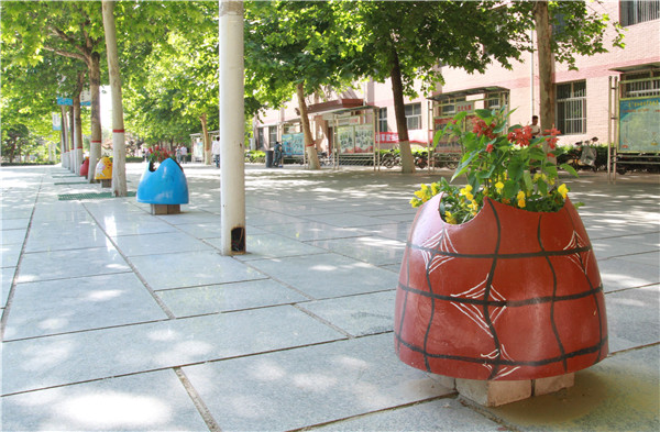 废物改造 公益环保——bat365纠察队扮靓校园