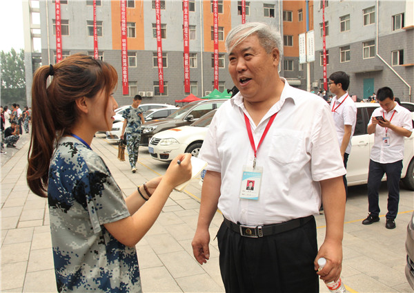 锦绣前程  踏歌远航——bat365举办教师私家车送毕业生活动