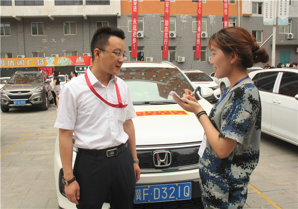 锦绣前程  踏歌远航——bat365举办教师私家车送毕业生活动