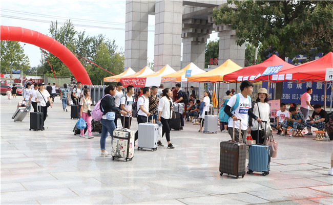 初秋的小欢喜  萌新的新生活 bat365喜迎2019级新生