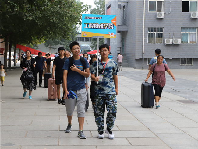 初秋的小欢喜  萌新的新生活 bat365喜迎2019级新生