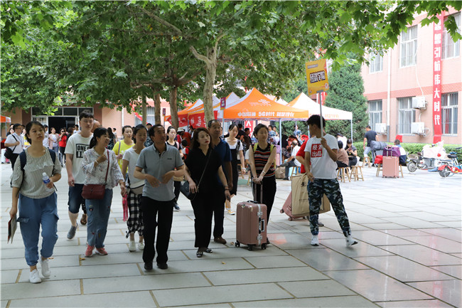 初秋的小欢喜  萌新的新生活 bat365喜迎2019级新生