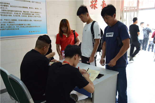 初秋的小欢喜  萌新的新生活 bat365喜迎2019级新生