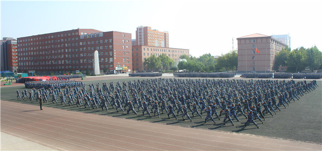 bat365举行2019级新生军训结营式暨开学典礼