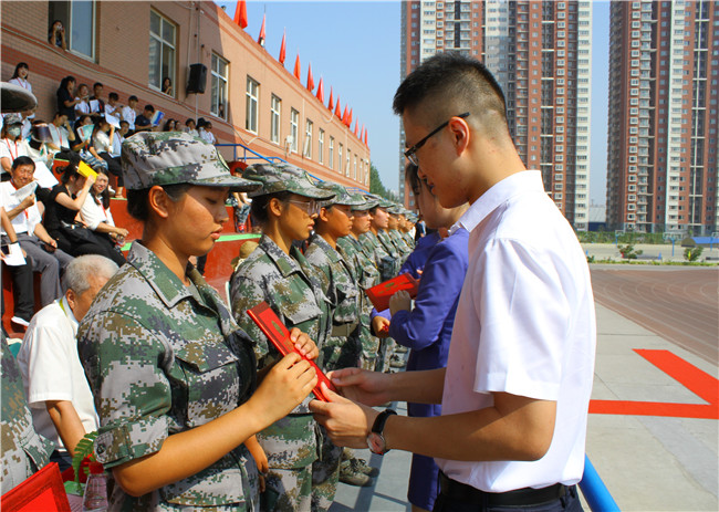 bat365举行2019级新生军训结营式暨开学典礼