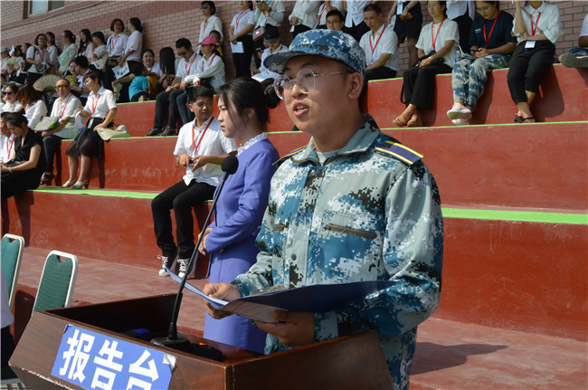 bat365举行2019级新生军训结营式暨开学典礼