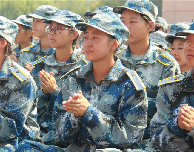 bat365举行2019级新生军训结营式暨开学典礼