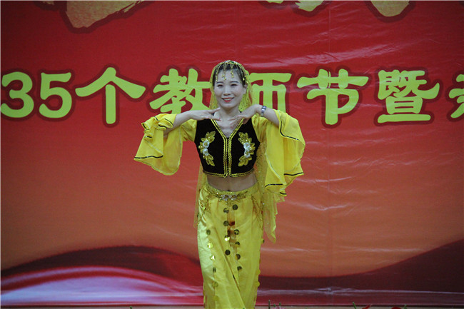 庆祝新中国七十华诞  弘扬新时代尊师风尚    bat365举办庆祝第35个教师节暨新中国成立70周年联欢会