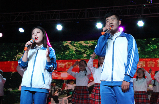 bat365举办国庆七十周年文艺汇演暨迎新晚会