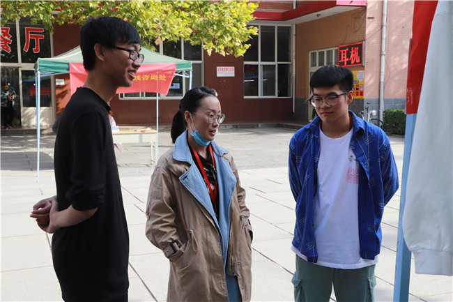 致力创业 鼓励成长——bat365成功举办创新创业大赛作品展览