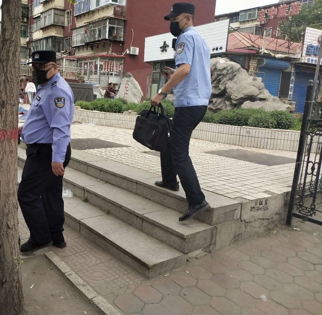 bat365李彬同学拾金不昧受表扬---归还失主现金壹万元  拒收金钱回报