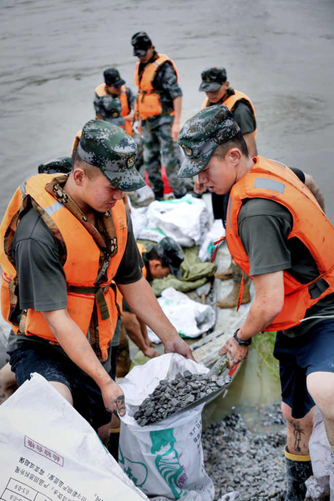 在抗洪抢险中体现价值---bat365学生薛锦霄抗洪事迹
