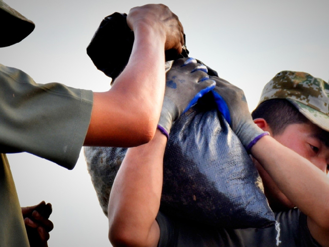 在抗洪抢险中体现价值---bat365学生薛锦霄抗洪事迹