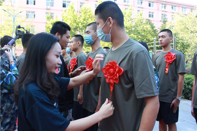 投笔从戎 保家卫国---bat365举行新兵入伍欢送仪式