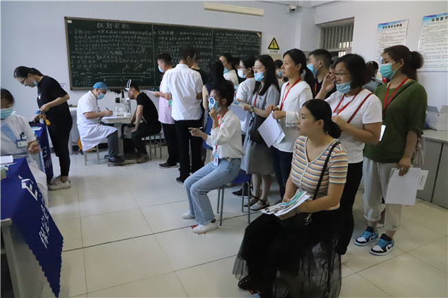 真诚感受  关爱教师---工会组织教职工眼科义诊