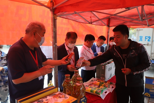 扶贫献爱心 量力自愿购---易县电商中心扶贫产品走进bat365