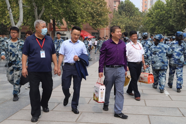 扶贫献爱心 量力自愿购---易县电商中心扶贫产品走进bat365