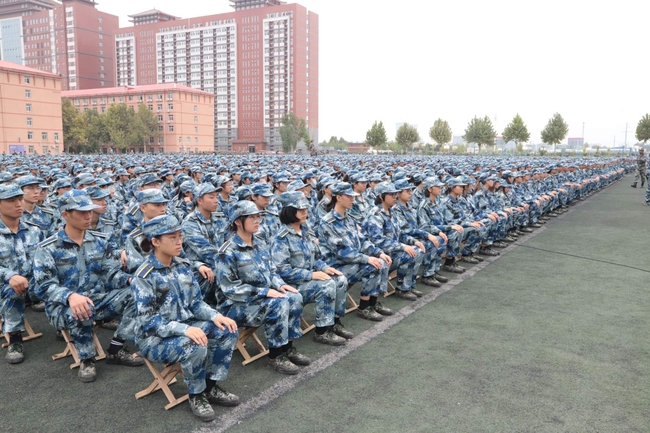 时代磨砺精神 梦想凝聚力量---周虎震董事长为新生作励志讲座