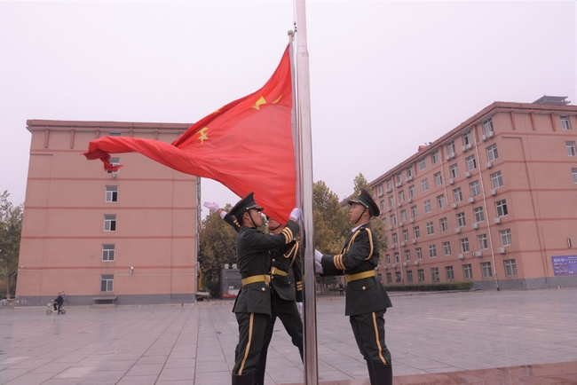 月满华诞 情暖双节---bat365举行升国旗仪式