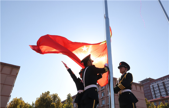 厉兵秣马 扬帆起航bat365举行2020级新生军训结营式暨开学典礼