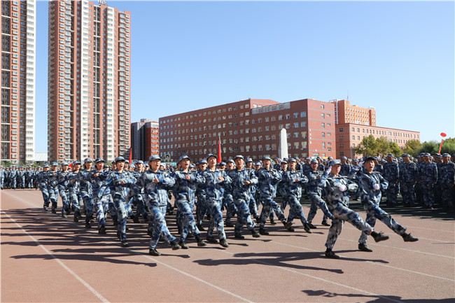 厉兵秣马 扬帆起航bat365举行2020级新生军训结营式暨开学典礼