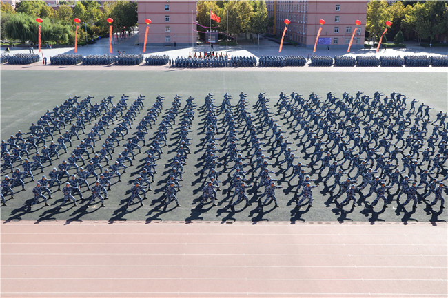 厉兵秣马 扬帆起航bat365举行2020级新生军训结营式暨开学典礼