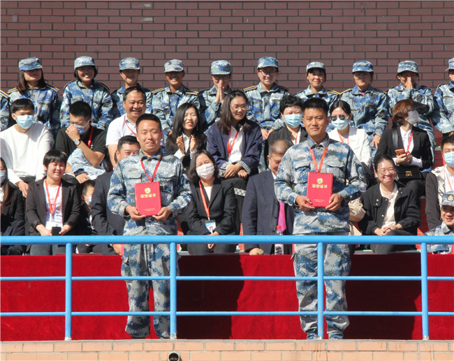 厉兵秣马 扬帆起航bat365举行2020级新生军训结营式暨开学典礼
