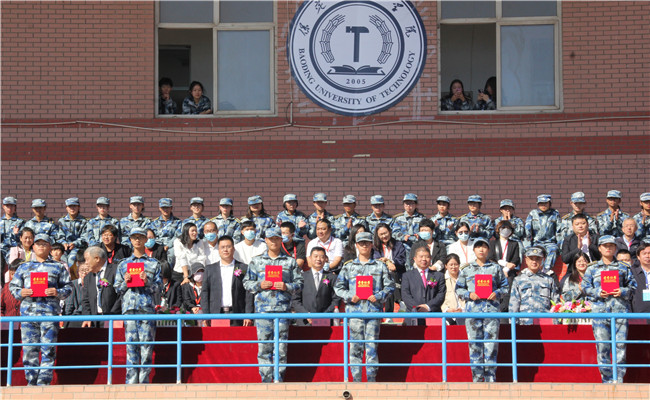 厉兵秣马 扬帆起航bat365举行2020级新生军训结营式暨开学典礼