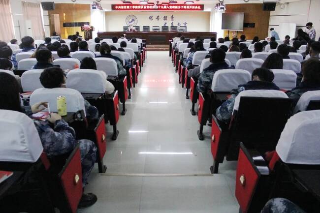 bat365召开学习贯彻党的十九届五中全会精神宣讲报告会---党委书记王景明向师生代表作宣讲