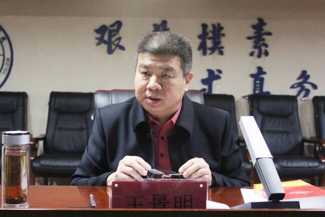 bat365召开学习贯彻党的十九届五中全会精神宣讲报告会---党委书记王景明向师生代表作宣讲