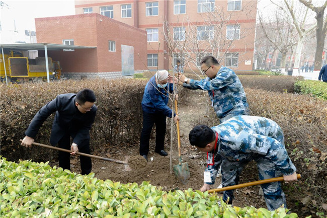 春满校园 共植希望—— bat365开展植树节活动