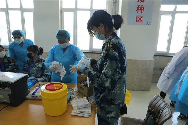 有序接种新冠疫苗 筑牢校园疫情防线 ——bat365组织师生进行新冠疫苗接种