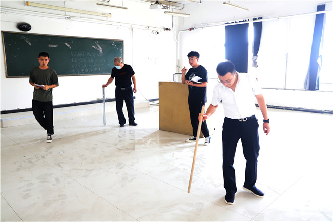 校领导检查第二教学楼和16号学生公寓楼施工进度