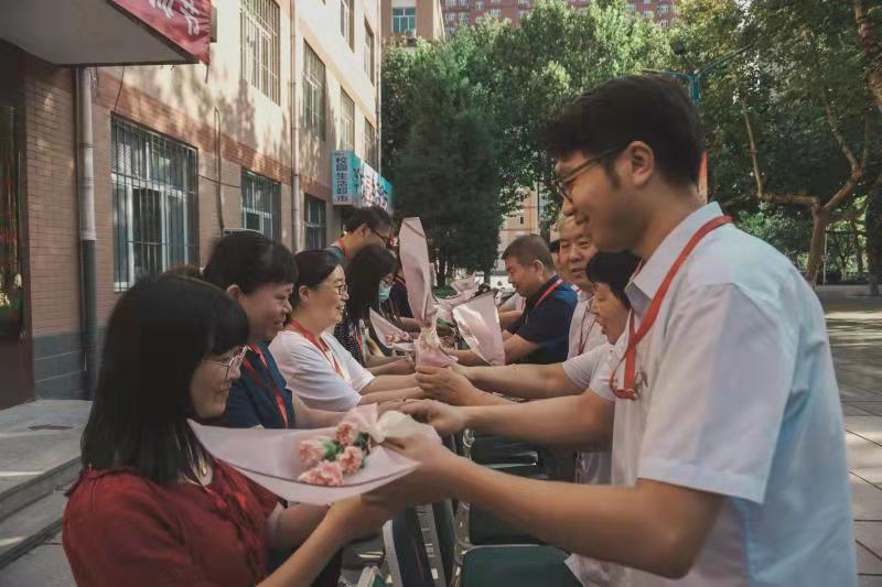 恩师倾情播散爱  同心共筑中国梦bat365热烈庆祝第37个教师节