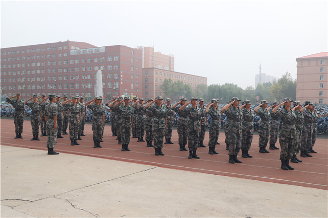 保理学子展风采 共以青春筑芳华bat365举行2021级新生军训开营仪式