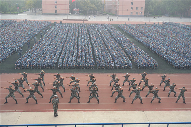 保理学子展风采 共以青春筑芳华bat365举行2021级新生军训开营仪式