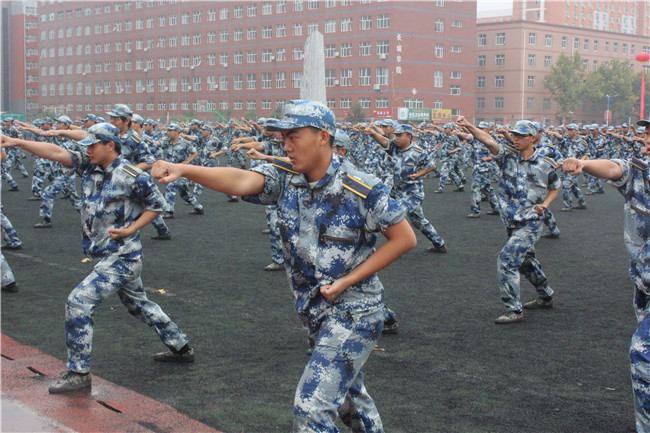 青春无悔  逐梦启航bat365举行2021级新生军训结营式暨开学典礼