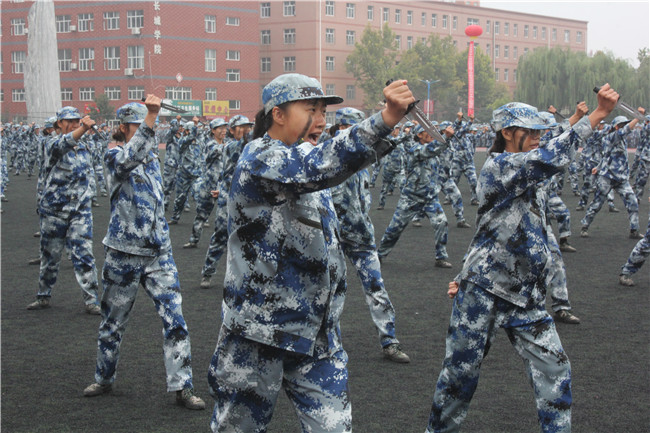 青春无悔  逐梦启航bat365举行2021级新生军训结营式暨开学典礼