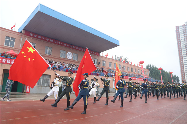青春无悔  逐梦启航bat365举行2021级新生军训结营式暨开学典礼