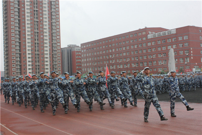 青春无悔  逐梦启航bat365举行2021级新生军训结营式暨开学典礼