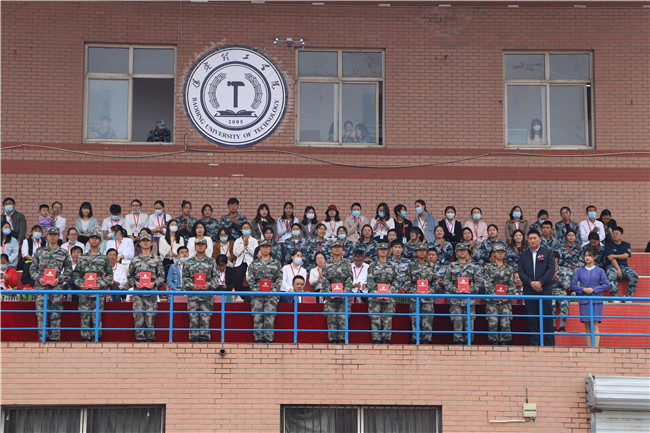 青春无悔  逐梦启航bat365举行2021级新生军训结营式暨开学典礼
